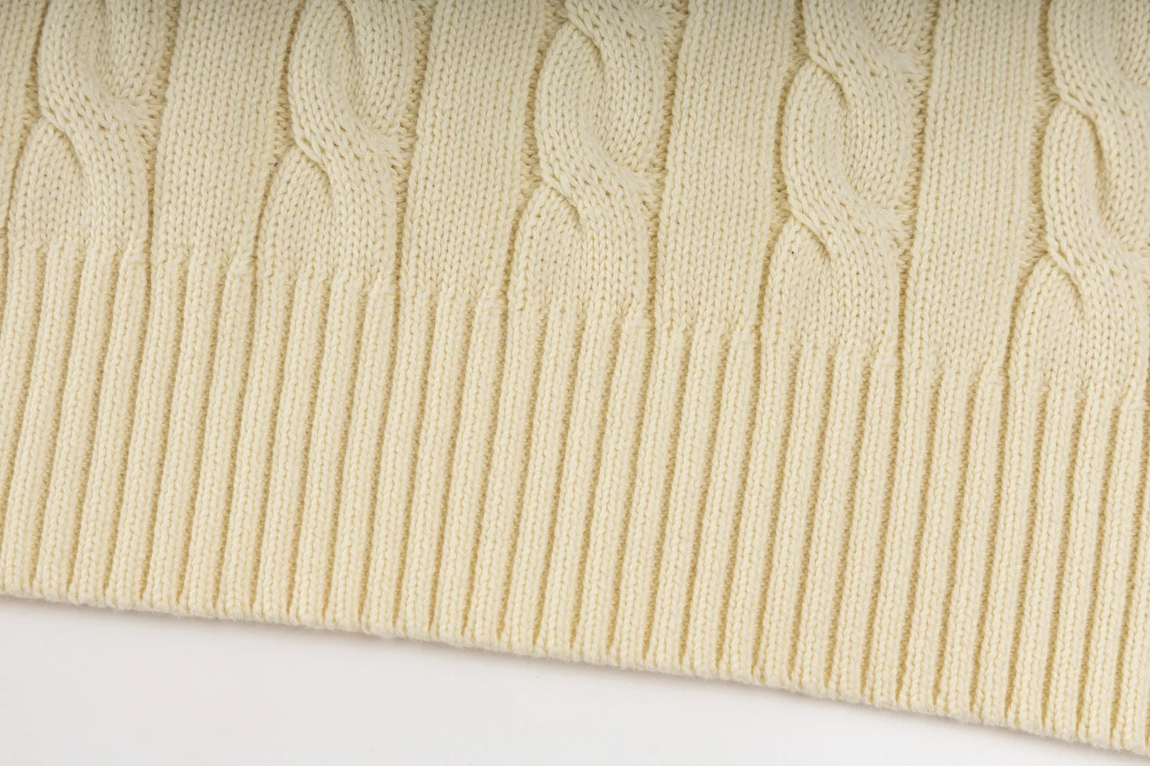 P236 #R92 RALPH LAUREN Ralph Lauren fifteen colors classic small label embroidery logo turtleneck pullover half-zip knitted cable sweater with high-density LOGO embroidery on the chest and original customized tag accessories. Made of pure cotton yarn, pure cotton is skin-friendly and comfortable, small label war horse embroidered twist turtleneck sweater 🐎 high quality, follow the blogger to learn how to wear it! Let’s buy a Ralph Lauren cable sweater. It’s a super hard-to-find series after it became popular. It’s hard to find one on the official website. It’s simple and practical to wear, with a lazy and loose feel. The thickened fabric has more texture, feels soft and delicate, and has a loose fit. Whether worn alone or layered, you can wear different styles of fashion with just one piece!   Size：XS S M L